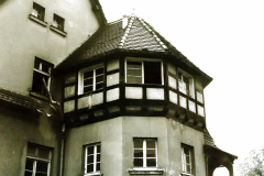 Drahthammer-Schlössl-Altbau-Ansicht-Erker